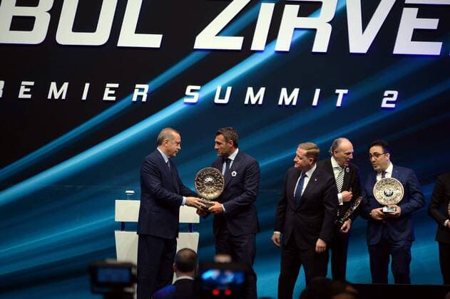 Türkischer Präsident Erdogan bei einem Treffen türkischer Fußballfunktionäre Turkish President Recep Tayyip ErdoÄüan joins the 2nd Football Summit at Istanbul, Turkey. Turkish football club directors and Turkish players Arda Turan, Volkan Demirel, Emre Belozoglu also joins the summit.  27700033sp