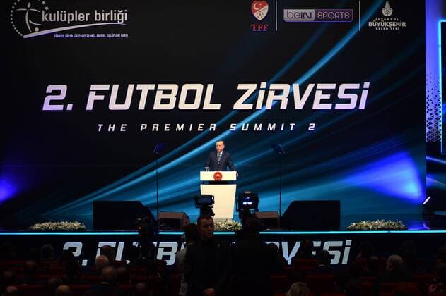 Türkischer Präsident Erdogan bei einem Treffen türkischer Fußballfunktionäre Turkish President Recep Tayyip ErdoÄüan joins the 2nd Football Summit at Istanbul, Turkey. Turkish football club directors and Turkish players Arda Turan, Volkan Demirel, Emre Belozoglu also joins the summit.  27700038sp
