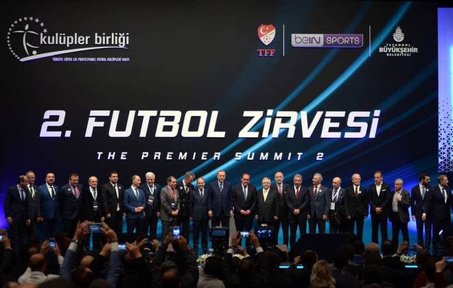 Türkischer Präsident Erdogan bei einem Treffen türkischer Fußballfunktionäre Turkish President Recep Tayyip ErdoÄüan joins the 2nd Football Summit at Istanbul, Turkey. Turkish football club directors and Turkish players Arda Turan, Volkan Demirel, Emre Belozoglu also joins the summit.  27700039sp
