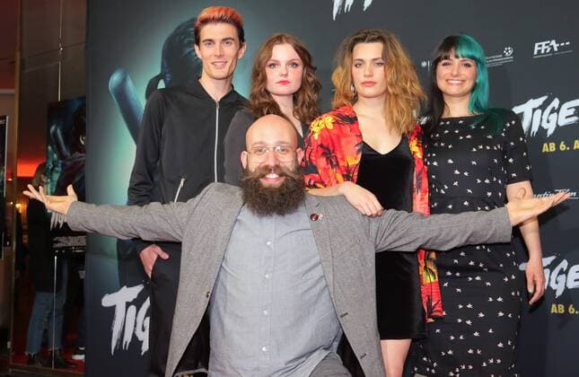 Regisseur Jakob Lass (Vordergrund), Produzent Golo Schultz, Maria - Victoria Dragus, Ella Rumpf und Produzentin Ines Schiller bei der Filmpremiere - Tiger Girl - im Kino Zoo Palast, Berlin Copyright imago stock&people GmbH Tinkeres Datum: 20.03.2017 Film Tiger Girl