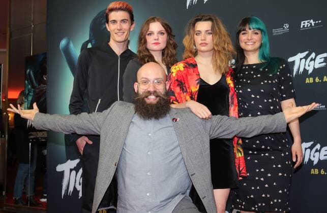 Regisseur Jakob Lass (Vordergrund), Produzent Golo Schultz, Maria - Victoria Dragus, Ella Rumpf und Produzentin Ines Schiller bei der Filmpremiere - Tiger Girl - im Kino Zoo Palast, Berlin Copyright imago stock&people GmbH Tinkeres Datum: 20.03.2017 Film Tiger Girl