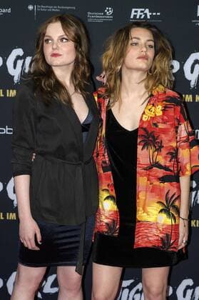 Maria Dragus und Ella Rumpf bei der Premiere des Kinofilms Tiger Girl im Zoo-Palast. Berlin, 20.03.2017 Foto:xK.xWernerx xFuturexImage