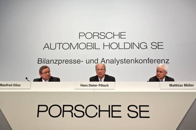 21.03.2017, Stuttgart DEU, Jahrespressekonferenz der Porsche SE. v.l. Manfred Doess, Mitglied des Vorstandes der Porsche SE, Hans-Dieter Poetsch, Vorsitzender des Vorstandes der Porsche SE, Matthias Mueller, Mitglied des Vorstandes der Porsche SE