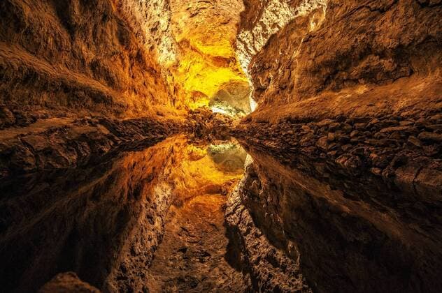 Reisen, Kanaren, Kanarische Inseln, Lanzarote: Spiegelung eines Sees im Lavastollen Cueva de los Verdes.