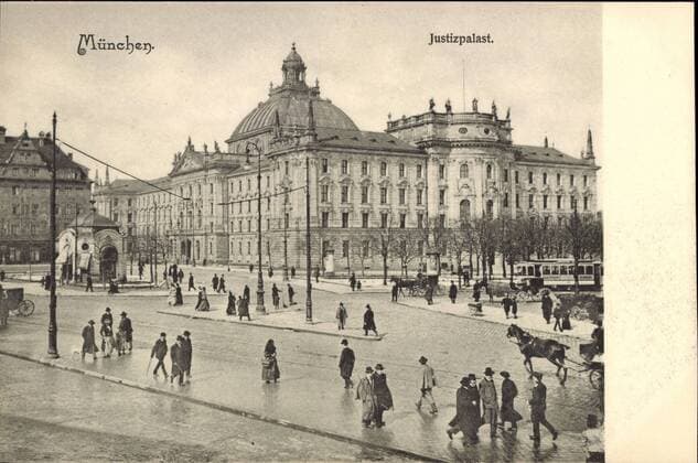 München Oberbayern, Blick auf den Justizpalast, Passanten !AUFNAHMEDATUM GESCHÄTZT!