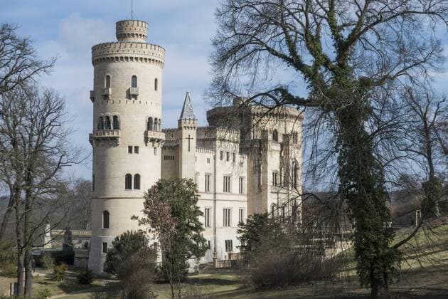 Das Schloss Babelsberg in Potsdam-Babelsberg. Es ist ein Schloss, das als Sommersitz für den Prinzen Wilhelm, den späteren Kaiser Wilhelm I. und seiner aus dem Haus Sachsen-Weimar stammenden Gemahlin Augusta in zwei Bauphasen errichtet wurde. Die Bauplanung führten die Architekten Karl Friedrich Schinkel, Ludwig Persius und Johann Heinrich Strack aus. Schloss Babelsberg steht unter der Verwaltung der Stiftung Preußische Schlösser und Gärten Berlin-Brandenburg und als Weltkulturerbe innerhalb des Gesamtensembles Potsdam unter dem Schutz der UNESCO. Schloss Babelsberg