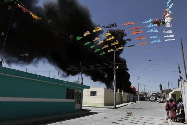 Mexiko: Brennende Öl-Pipeline A view of a fire in a Pemex pipeline at the Minatitlan-Mexico area, caused by a clandestine outlet, in Acatzingo, Puebla, Mexico, 21 March 2017. The fire completed 13 hours after its start and the authorities of the company said that it will continue for 24 hours after the closing of the valves while the remaining fuel gets consumed. FIRE REGISTERED AT PEMEX PIPELINE COULD COMPLETE 24 HOURS !ACHTUNG: NUR REDAKTIONELLE NUTZUNG!  Copyright: xHugoxOrtunox ATZ001 20170321-636257294322581904