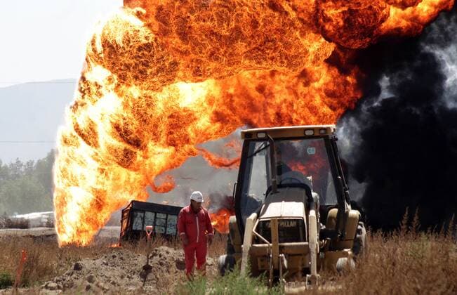 Mexiko: Brennende Öl-Pipeline March 21, 2017 - Mexico - EUM20170321NAC38.JPG.ACATZINGO, Pue.- Fire Incendio-Puebla.- 21 de marzo 2017. Aspecto del incendio que se registra en la toma clandestina del ducto Minatitlan-Mexico, siniestro que inicio alrededor de la media noche del pasado lunes en la comunidad de Progreso de Juarez, de este municipio, al lugar acudieron elementos del Ejercito mexicano, Proteccion Civil y bomberos de los municipios aledanos. Foto: Agencia EL UNIVERSAL RCC. Mexico  - ZUMAu78_ 20170321_zaf_u78_075 Copyright: xOmarxContrerasx