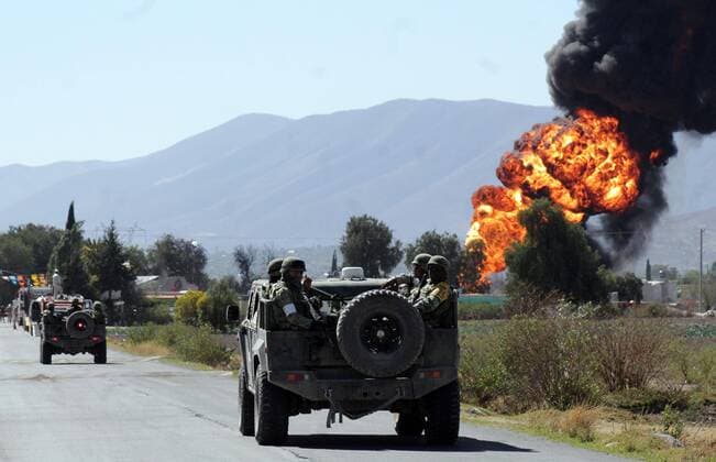 Mexiko: Brennende Öl-Pipeline March 21, 2017 - Mexico - EUM20170321NAC39.JPG.ACATZINGO, Pue.- Fire Incendio-Puebla.- 21 de marzo 2017. Aspecto del incendio que se registra en la toma clandestina del ducto Minatitlan-Mexico, siniestro que inicio alrededor de la media noche del pasado lunes en la comunidad de Progreso de Juarez, de este municipio, al lugar acudieron elementos del Ejercito mexicano, Proteccion Civil y bomberos de los municipios aledanos. Foto: Agencia EL UNIVERSAL RCC. Mexico  - ZUMAu78_ 20170321_zaf_u78_076 Copyright: xOmarxContrerasx