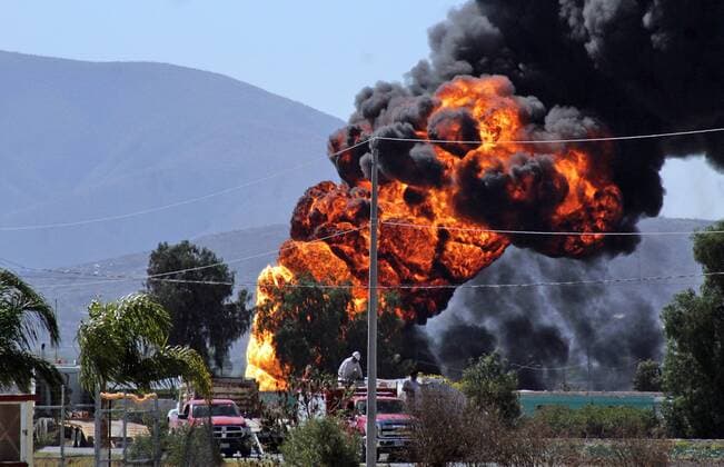 Mexiko: Brennende Öl-Pipeline March 21, 2017 - Mexico - EUM20170321NAC41.JPG.ACATZINGO, Pue.- Fire Incendio-Puebla.- 21 de marzo 2017. Un incendio se registro en la toma clandestina del ducto Minatitlan-Mexico, siniestro que inicio la noche del pasado lunes en la comunidad de Progreso de Juarez, de este municipio, al lugar acudieron elementos del Ejercito mexicano, Proteccion Civil y bomberos de los municipios aledanos. Foto: Agencia EL UNIVERSAL RCC Mexico  - ZUMAu78_ 20170321_zaf_u78_080 Copyright: xOmarxContrerasx