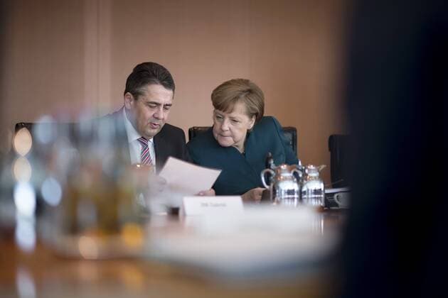 Sigmar Gabriel, Angela Merkel, Kabinett DEU, Deutschland, Germany, Berlin, 22.03.2017 Sigmar Gabriel, Vizekanzler und Bundesaussenminister SPD, und Angela Merkel, Bundeskanzlerin und Bundesvorsitzende der CDU (v.l.n.r.), vor der Kabinettssitzung im Berliner Kanzleramt. Sigmar Gabriel, vice-chancellor and Federal Minister of Foreign Affairs SPD, and Angela Merkel, Chancellor and leader of the CDU (f.l.t.r.), during a cabinet meeting at the chancellor office in Berlin.