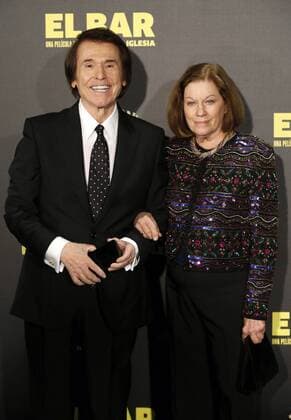 Spanish singer Raphael (L) and his wife Natalia Figueroa (R) pose during the premiere of the new comedy El Bar (The Bar) by Alex de la Iglesia in Madrid, Spain, on 22 March 2017. PRESENTATION OF THE SPANISH FILM EL BAR !ACHTUNG: NUR REDAKTIONELLE NUTZUNG!  Copyright: xKikoxHuescax 20170322-636258158528213509