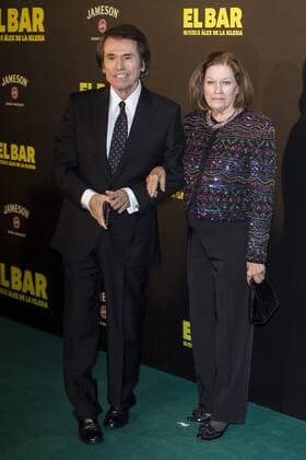 Raphael and Natalia Figueroa attends the premiere of the film El bar at Callao Cinema in Madrid, Spain. March 22, 2017.  (20170322148)