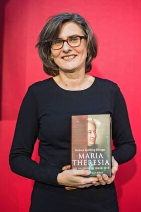 Leipziger Buchmesse: Shooting Preisträger Leipziger Buchmesse 2017. Die Gewinnerin des Preises der Leipziger Buchmesse Barbara Stollberg-Rilinger ( Sachbuch Maria Theresia. Die Kaiserin in ihrer Zeit ) am 23.03.2017 auf der Leipziger Buchmesse.