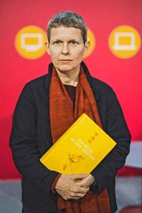 Leipziger Buchmesse: Shooting Preisträger Leipziger Buchmesse 2017. Die Gewinnerin des Preises der Leipziger Buchmesse Eva Lüdi Kong ( Übersetzung Ungewisser Verfasser: Die Reise in den Westen ) am 23.03.2017 auf der Leipziger Buchmesse.
