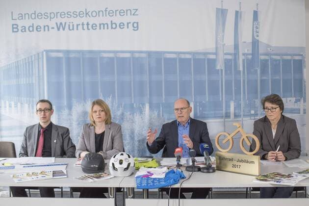 Landespressekonferenz mit Winfried Hermann Im Rahmen einer Landespressekonferenz informiert Verkehrsminister Winfried Hermann über die Radverkehrspolitik 2017 in Baden-Württemberg. Aufnahmen im Vorfeld der Pressekonferenz im Ehrenhof des Neuen Schlosses., Stuttgart Copyright: 7aktuell.de