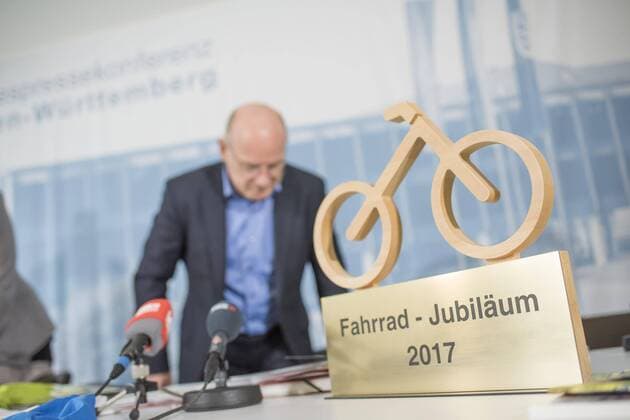 Landespressekonferenz mit Winfried Hermann Im Rahmen einer Landespressekonferenz informiert Verkehrsminister Winfried Hermann über die Radverkehrspolitik 2017 in Baden-Württemberg. Aufnahmen im Vorfeld der Pressekonferenz im Ehrenhof des Neuen Schlosses., Stuttgart Copyright: 7aktuell.de