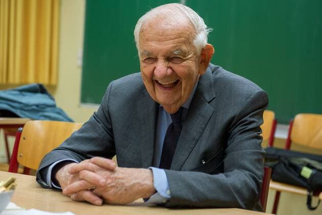Alfred Grosser: Le Mensch. Die Ethik der Identitäten Wer bestimmt, was der Mensch ist: als Individuum oder Amtsinhaber, als Angehöriger einer Gruppe, Religion oder Ethnie? Facettenreich und mit vielen persönlichen Rückblicken schreibt der Europäer Grosser über die Entstehung und Moral sozialer Identität. Alfred Grosser ( 1. Februar 1925 in Frankfurt am Main) ist ein deutsch-französischer Publizist, Soziologe und Politikwissenschaftler. 11. Frühlingslese 2017 des Erfurter Herbstlese e.V.