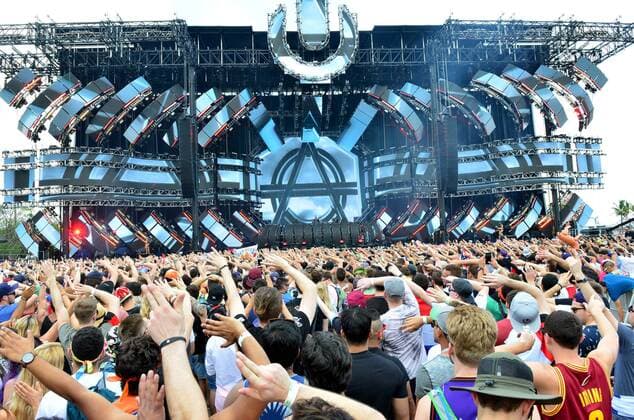 Attendees enjoy the Ultra Music Festival in Miami, Florida, United States, 24 March 2017. The 19th edition of the festival starts in Miami with the tickets sold out and the performances of Martin Garrix, Hardwell, The Prodigy, Justice and Major Lazer. ULTRA MUSIC FESTIVAL IN MIAMI !ACHTUNG: NUR REDAKTIONELLE NUTZUNG!  Copyright: xGiorgioxVierax MIA001 20170325-636259992375731711