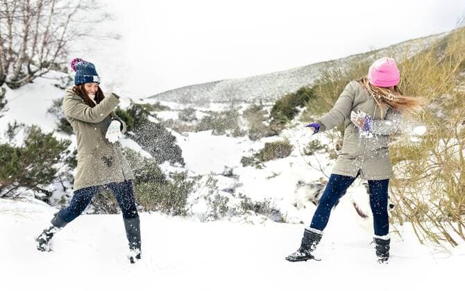 Friens having a snowball fight in the snow model released Symbolfoto  MGOF03060
