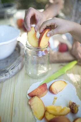 Close-up of mother and daughter preserving peaches model released Symbolfoto  WESTF22801