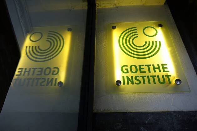 16.02.2017, Mitte, Neue Schönhauser Strasse, Berlin, Schild des Goethe-Institutes, Goethe-Institut, Schild, Logo, Institut, Goethe, Johann Wolfgang von Goethe, lernen, deutsch