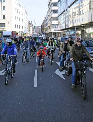 Saarbrücker Radfahrer demonstrieren am Samstag (25.03.2017) für bessere und sichere Radwege und fahren dafür mit lautem Klingeln durch die Saarbrücker Innenstadt.