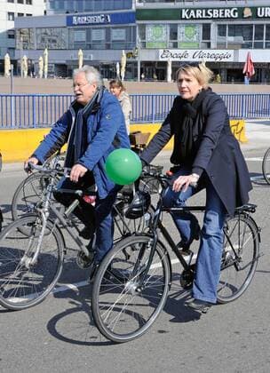 Saarbrücker Radfahrer demonstrieren am Samstag (25.03.2017) für bessere und sichere Radwege und fahren dafür mit lautem Klingeln durch die Saarbrücker Innenstadt. Im Bild: Simone Peter, Bundesvorsitzende der Grünen.