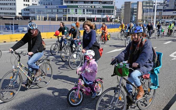 Saarbrücker Radfahrer demonstrieren am Samstag (25.03.2017) für bessere und sichere Radwege und fahren dafür mit lautem Klingeln durch die Saarbrücker Innenstadt.