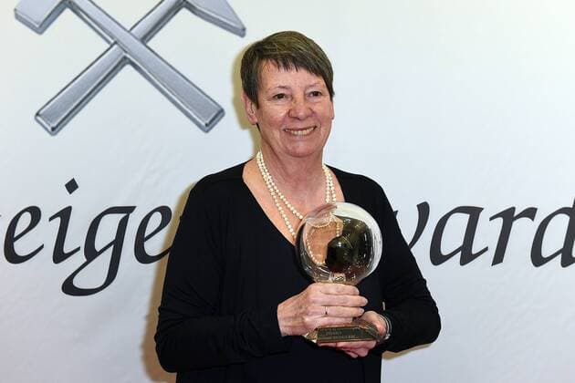 12. Steiger Award am 25.03.2017 in der Zeche Hansemann in Dortmund Bundesumweltministerin Barbara Hendricks mit dem Steiger Award xRx