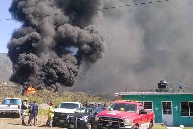 Mexiko: Explosion einer Pemex Pipeline nahe Veracruz March 27, 2017 - Mexico - EUM20170327NAC01.JPG.NOGALES, Ver., Burning Incendio-Pemex Veracruz.- Un ducto de Petroleos Mexicanos (Pemex) exploto en la zona montanosa central de este municipio, el lunes 27 de marzo de 2017. El siniestro se registra en el kilometro 250 de la carretera Veracruz-Mexico. Foto: Agencia EL UNIVERSAL EVZ Mexico  - ZUMAu78_ 20170327_zaf_u78_007 Copyright: xPatriciaxMoralesx