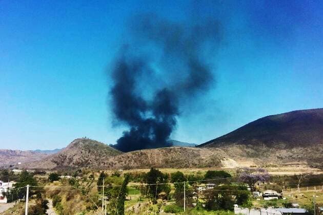 Mexiko: Explosion einer Pemex Pipeline nahe Veracruz March 27, 2017 - Mexico - EUM20170327NAC02.JPG.NOGALES, Ver., Burning Incendio-Pemex Veracruz.- Un ducto de Petroleos Mexicanos (Pemex) exploto en la zona montanosa central de este municipio, el lunes 27 de marzo de 2017. El siniestro se registra en el kilometro 250 de la carretera Veracruz-Mexico. Foto: Agencia EL UNIVERSAL EVZ Mexico  - ZUMAu78_ 20170327_zaf_u78_008 Copyright: xPatriciaxMoralesx