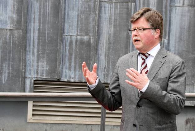 29.03.2017, xsvx, News Lokales, Enthüllung Vorstellung Tastmodell für Blinde mit Arno Gossmann, v.l. Bürgermeister der Landeshauptstadt Wiesbaden Arno Gossmann Bürgermeister und Sozialdezernent Arno Goßmann übergibt das zweite Tastmodell in Wiesbaden der Öffentlichkeit. Es stellt das Kurhaus, das Theater, die Brunnenkolonnaden, das Bowling Green und Teile des Kurparks im Maßstab 1:250 dar. Das Relief bietet die Möglichkeit, die Gebäude und angrenzenden Flächen in dreidimensionaler Form zu ãerfassenÒ und zu ãbegreifenÒ. Zusätzliche Markierungen und Texte in Blindenschrift (Braille) bieten sehbehinderten und blinden Menschen weitere Informationen. Es wurde von dem Bildhauer und Objektdesigner Egbert Broerken aus Welver Westfalen geschaffen. Der Standort befindet sich am Zugang zu den Theaterkolonnaden gegenüber dem Eingang in den Kurpark. News Lokales, Enthüllung Vorstellung Tastm