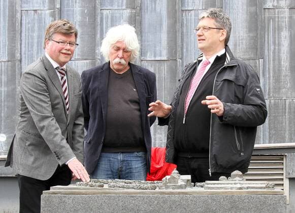 29.03.2017, xsvx, News Lokales, Enthüllung Vorstellung Tastmodell für Blinde mit Arno Gossmann, Bürgermeister der Landeshauptstadt Wiesbaden Arno Gossmann Künstler Bildhauer Egbert Broerken Bürgermeister und Sozialdezernent Arno Goßmann übergibt das zweite Tastmodell in Wiesbaden der Öffentlichkeit. Es stellt das Kurhaus, das Theater, die Brunnenkolonnaden, das Bowling Green und Teile des Kurparks im Maßstab 1:250 dar. Das Relief bietet die Möglichkeit, die Gebäude und angrenzenden Flächen in dreidimensionaler Form zu ãerfassenÒ und zu ãbegreifenÒ. Zusätzliche Markierungen und Texte in Blindenschrift (Braille) bieten sehbehinderten und blinden Menschen weitere Informationen. Es wurde von dem Bildhauer und Objektdesigner Egbert Broerken aus Welver Westfalen geschaffen. Der Standort befindet sich am Zugang zu den Theaterkolonnaden gegenüber dem Eingang in den Kurpark. News Lokale