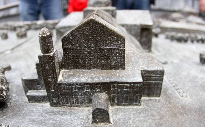 29.03.2017, xsvx, News Lokales, Enthüllung Vorstellung Tastmodell für Blinde mit Arno Gossmann, Tastfeld Bürgermeister und Sozialdezernent Arno Goßmann übergibt das zweite Tastmodell in Wiesbaden der Öffentlichkeit. Es stellt das Kurhaus, das Theater, die Brunnenkolonnaden, das Bowling Green und Teile des Kurparks im Maßstab 1:250 dar. Das Relief bietet die Möglichkeit, die Gebäude und angrenzenden Flächen in dreidimensionaler Form zu ãerfassenÒ und zu ãbegreifenÒ. Zusätzliche Markierungen und Texte in Blindenschrift (Braille) bieten sehbehinderten und blinden Menschen weitere Informationen. Es wurde von dem Bildhauer und Objektdesigner Egbert Broerken aus Welver Westfalen geschaffen. Der Standort befindet sich am Zugang zu den Theaterkolonnaden gegenüber dem Eingang in den Kurpark. News Lokales, Enthüllung Vorstellung Tastmodell für Blinde mit Arno Gossmann