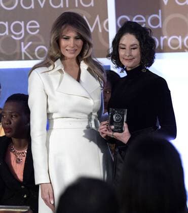 US First Lady Melania Trump (L) awards Colombian Natalia Ponce de Leon, president of the homonymous foundation which fights for and promotes the rights of acid attack survivors, during the event International Women of Courage at the Department of State in Washington DC, United States, 29 March 2017. The First Lady stated that brutality against women and children is over and warned that her country will be watching those nations that don t protect their rights. MELANIA TRUMP: THE AGE OF BRUTALITY AGAINST WOMEN IS OVER !ACHTUNG: NUR REDAKTIONELLE NUTZUNG!  Copyright: xLENINxNOLLYx WAS001 20170329-636264140222812250