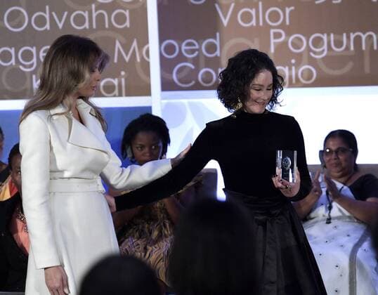 US First Lady Melania Trump (L) awards Colombian Natalia Ponce de Leon, president of the homonymous foundation which fights for and promotes the rights of acid attack survivors, during the event International Women of Courage at the Department of State in Washington DC, United States, 29 March 2017. The First Lady stated that brutality against women and children is over and warned that her country will be watching those nations that don t protect their rights. MELANIA TRUMP: THE AGE OF BRUTALITY AGAINST WOMEN IS OVER !ACHTUNG: NUR REDAKTIONELLE NUTZUNG!  Copyright: xLENINxNOLLYx WAS001 20170329-636264140852420178
