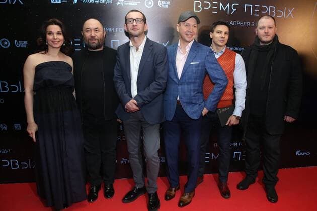 MOSCOW, RUSSIA - MARCH 29, 2017: Russian actress Alexandra Ursulyak, film producer Timur Bekmambetov, Russian actor Konstantin Khabensky, Theatre of Nations Artistic Director, Russian actor Yevgeny Mironov (L-R) and Russian film director Dmitriy Kiselev (R) attend the Moscow premiere of Kiselev s drama film First Time about the first ever spacewalk performed by Soviet cosmonaut Alexei Leonov at the KARO 11 Oktyabr Cinema. Anton Novoderezhkin TASS  TS0460AB