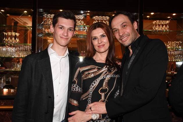 Manfred Stecher mit Ehefrau Rosita und Sohn Maximilian Premiere Anderthalb Stunden zu spät Komödie im Bayerischen Hof München 29.03.2017