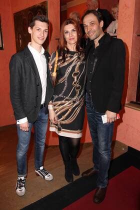 Manfred Stecher mit Eherau Rosita Kekyte und Sohn Maximilian, Theaterpremiere von Anderthalb Stunden zu spaet in der Komoedie im Bayerischen Hof in Muenchen am 29.03.2017