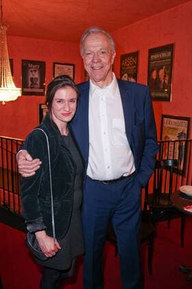 Dirk Galuba mit Freundin Maria Klose, Theaterpremiere von Anderthalb Stunden zu spaet in der Komoedie im Bayerischen Hof in Muenchen am 29.03.2017