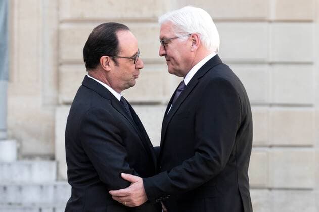 Bilder des Tages French President Francois Hollande (L) welcomes German President Frank Walter Steinmeier as he arrives at the Elysee Palace in Paris, France, March 30, 2017.  Copyright: xChristophexMorinx