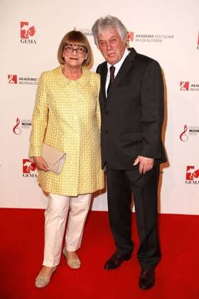 Bilder des Tages Rolf Zuckowski mit seiner Ehefrau Monika bei der Verleihung Deutscher Musikautorenpreis am 30.03.2017 in Berlin Deutscher Musikautorenpreis 2017 Berlin 