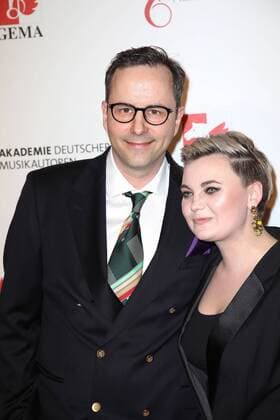 Kurt Krömer und Elzbieta Steinmetz ( Elaiza ) bei der Verleihung Deutscher Musikautorenpreis am 30.03.2017 in Berlin Deutscher Musikautorenpreis 2017 Berlin 
