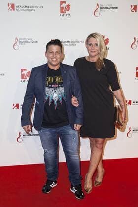 Kerstin Ott und Frau auf bei der Preisverleihung des Deutschen Musikautorenpreises am 30.03.2017 Kerstin Ott und Frau auf bei der Preisverleihung des Deutschen Musikautorenpreises am 30.03.2017