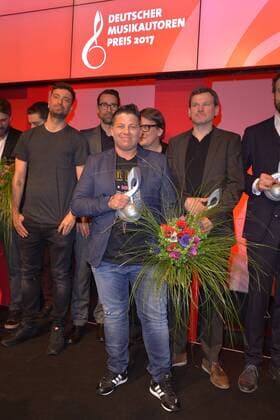 Marteria (L), Kerstin Ott, Erfolgreichstes Werk 2016 Buehnenabschlussfoto aller Preistraeger, Laudatoren und VIP Gaeste in Berlin, am 30.03.2017