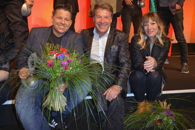 Kerstin Ott, Patrick Lindner, Mieze Katz, buergerlich Maria Mummert Buehnenabschlussfoto aller Preistraeger, Laudatoren und VIP Gaeste in Berlin, am 30.03.2017