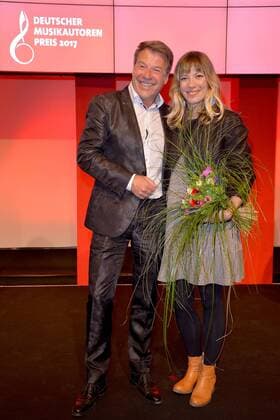 Patrick Lindner, Mieze Katz, buergerlich Maria Mummert Buehnenabschlussfoto aller Preistraeger, Laudatoren und VIP Gaeste in Berlin, am 30.03.2017