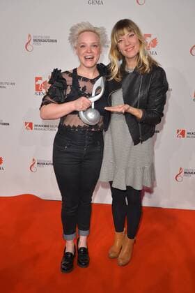 Bilder des Tages Composition Rock Pop, Wallis Bird, Laudatorin Mieze Katz, buergerlich Maria Mummert Deutscher Musikautorenpreis im Hotel Ritz-Carlton in Berlin, am 30.03.2017