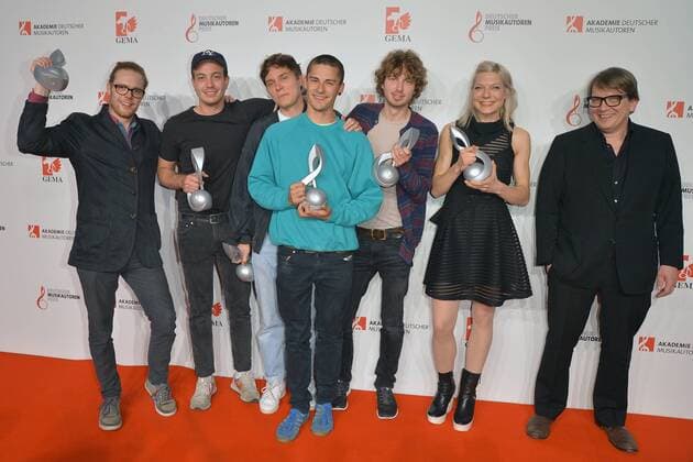 Bilder des Tages Preistraeger, Nachwuchspreis (Sparte U), Musikband Von wegen Lisbeth, Nachwuchspreis (Sparte E), Brigitta Muntendorf), Sven Regner, Laudator Deutscher Musikautorenpreis im Hotel Ritz-Carlton in Berlin, am 30.03.2017